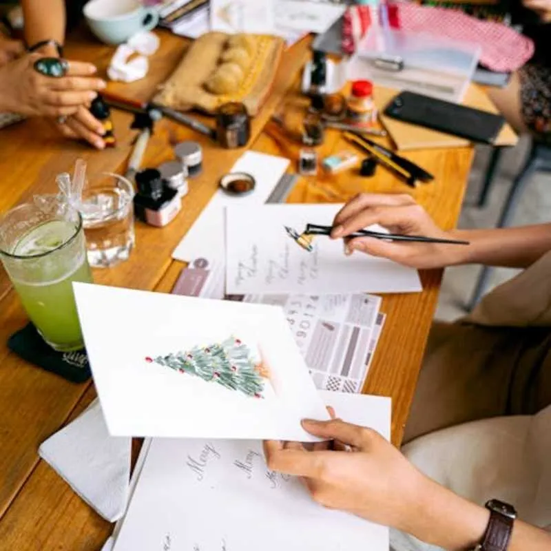 Atelier carterie, mains qui créent