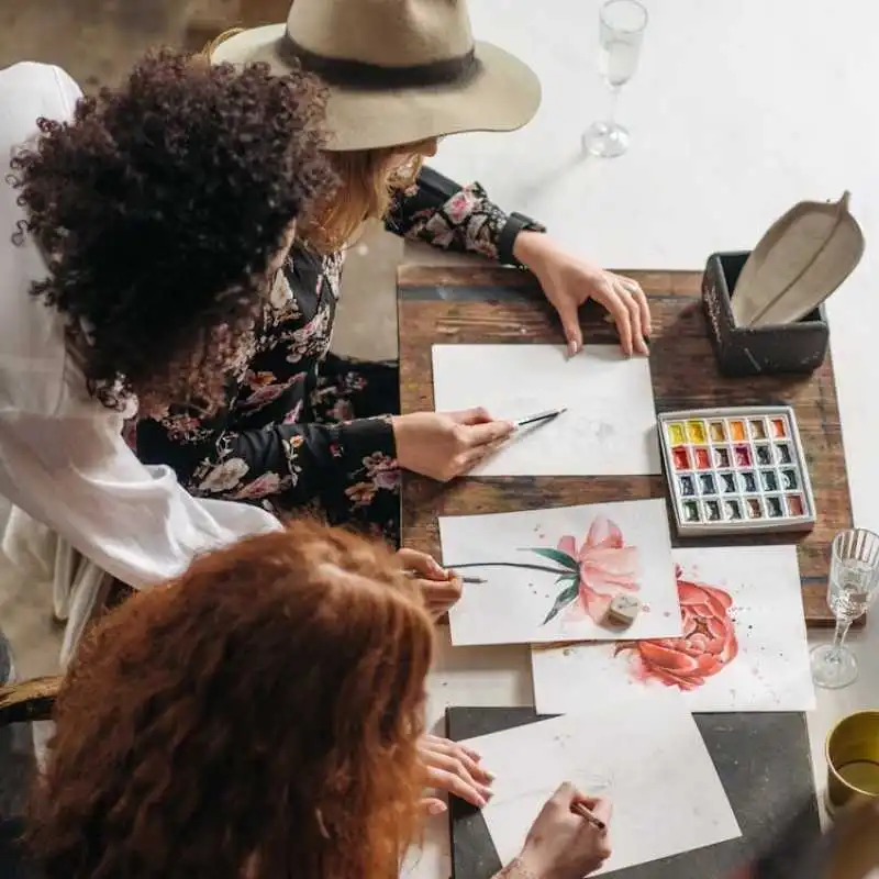 Participants en train de créer